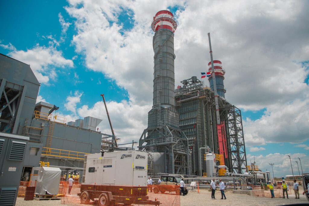 Planta de energía industrial con torres y cielo azul.