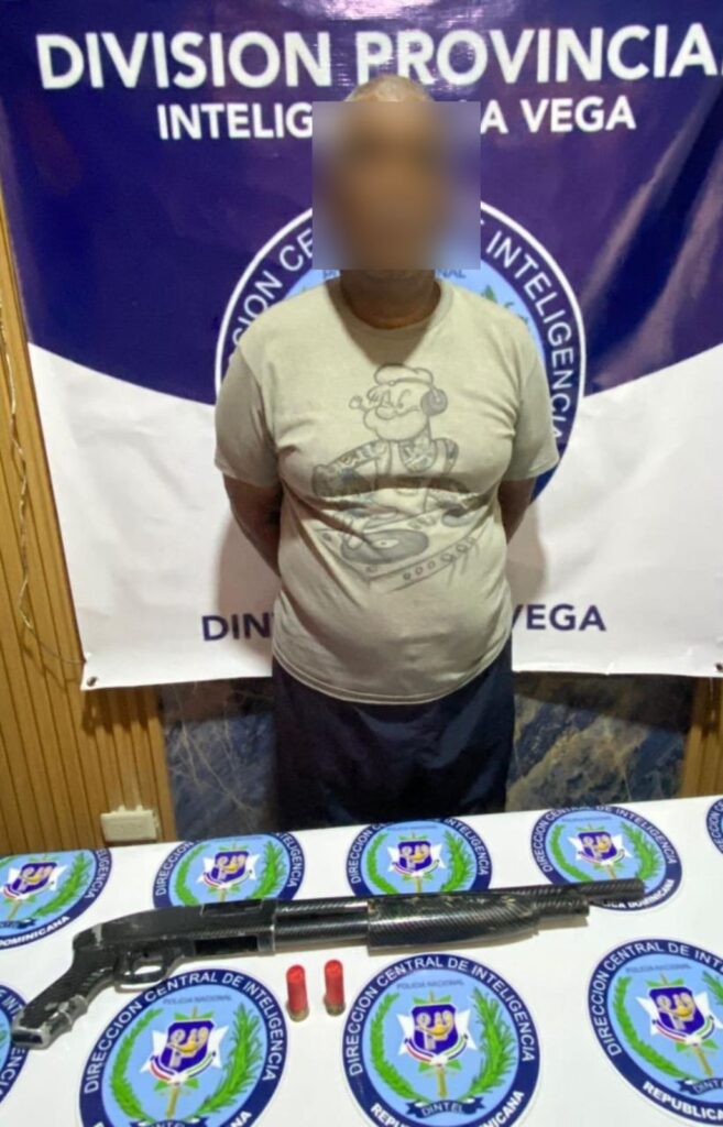 Persona arrestada con arma y municiones incautadas.